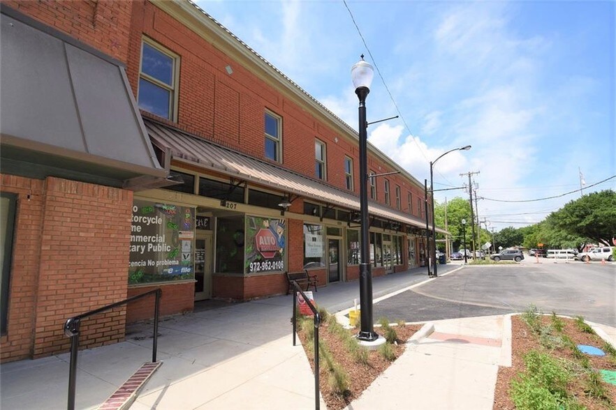 More Photos Of 201-215 W Mulberry St, Kaufman Storefront Retail Office For Lease