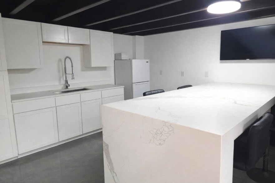 More Photos Of 10606 Shady Trl, Dallas Showroom For Sale