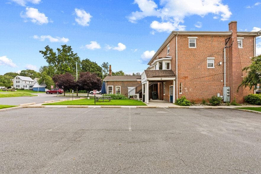 More Photos Of 501 Main St, Odessa Office For Sale