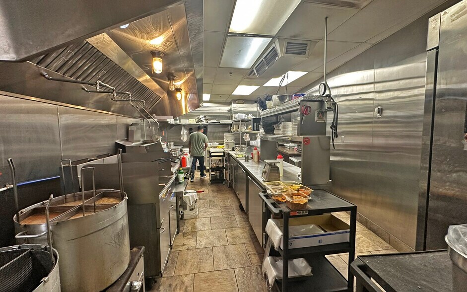 More Photos Of 32821 Grand River Ave, Farmington Hills Restaurant For Lease