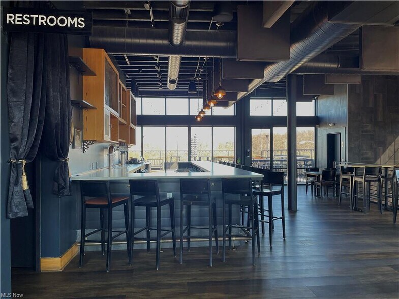 More Photos Of 3941 Erie St, Willoughby Restaurant For Lease