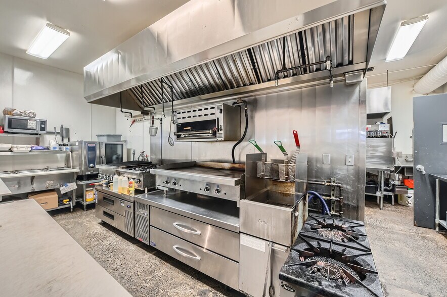 More Photos Of 4343 SE Hawthorne Blvd, Portland Restaurant For Sale