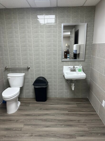 More Photos Of 300 Commerce Blvd, Bogart Warehouse For Lease