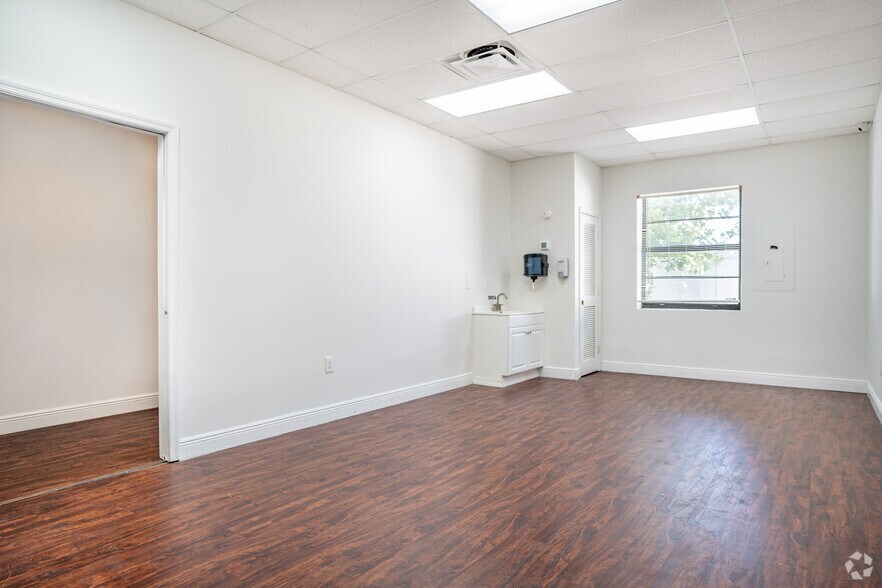 More Photos Of 11350 66th St N, Largo Office Residential For Lease