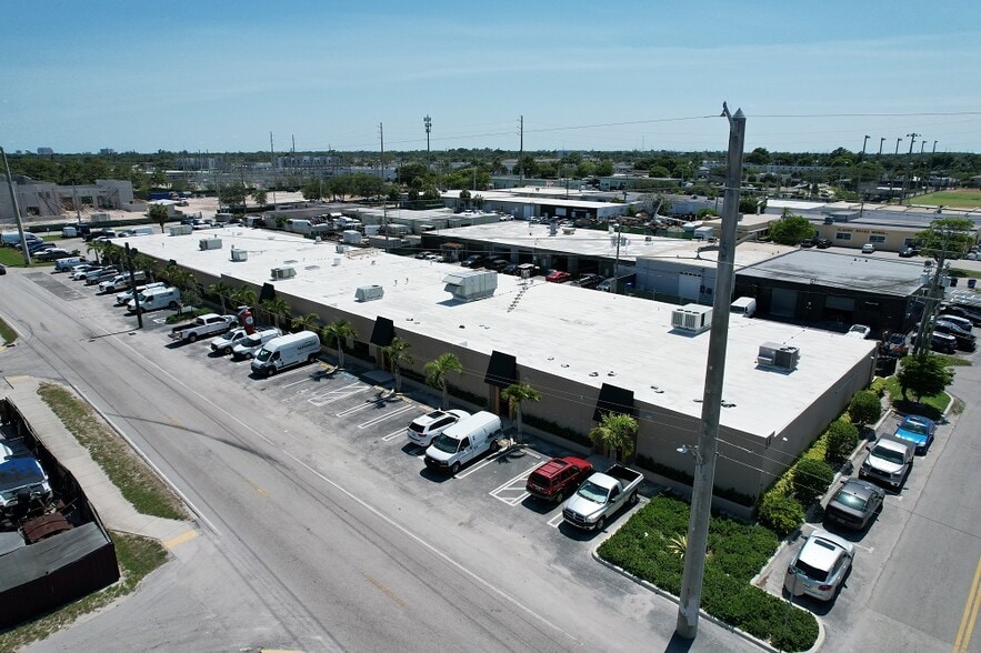 More Photos Of 4003-4015 NE 6th Ave, Oakland Park Warehouse For Lease