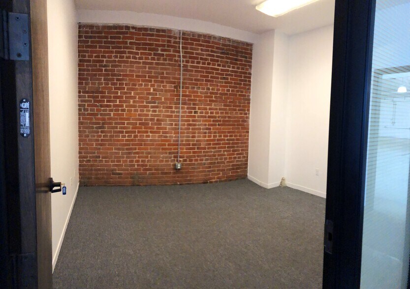 More Photos Of 2102 Dennison St, Oakland Flex For Lease