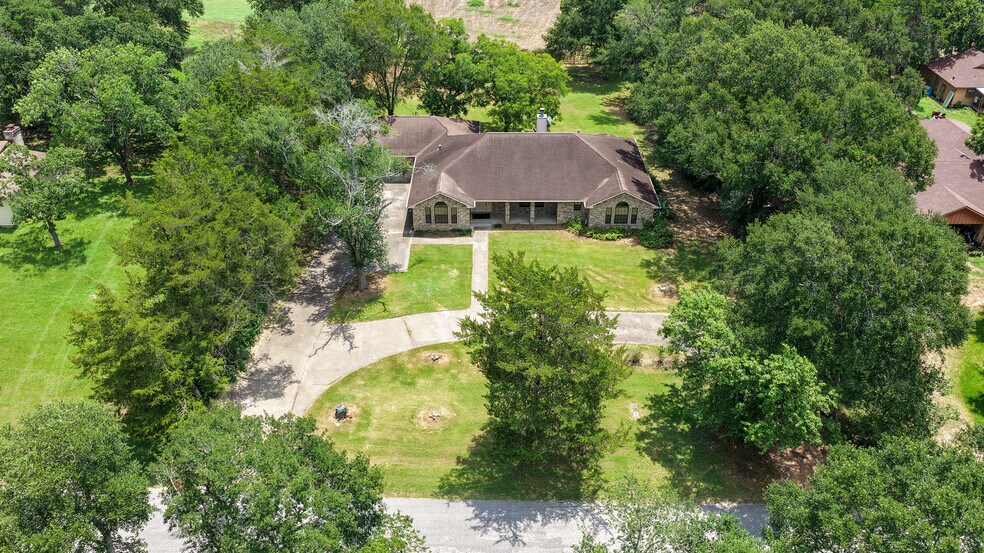 More Photos Of 655 Farmers Rd, Brenham Loft Creative Space For Sale