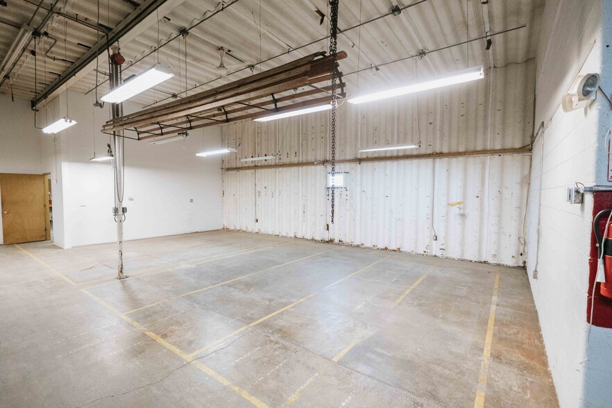More Photos Of 2565 16th Ave, Columbus Light Manufacturing For Sale