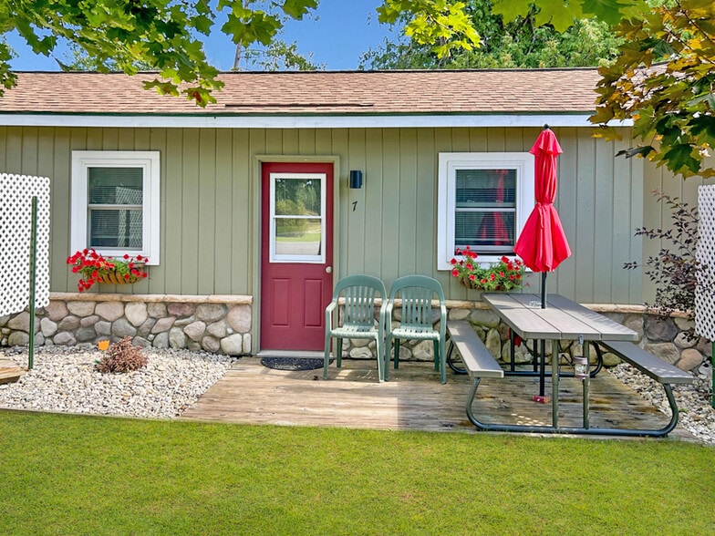 More Photos Of 11481 Main St, Honor Hotel For Sale