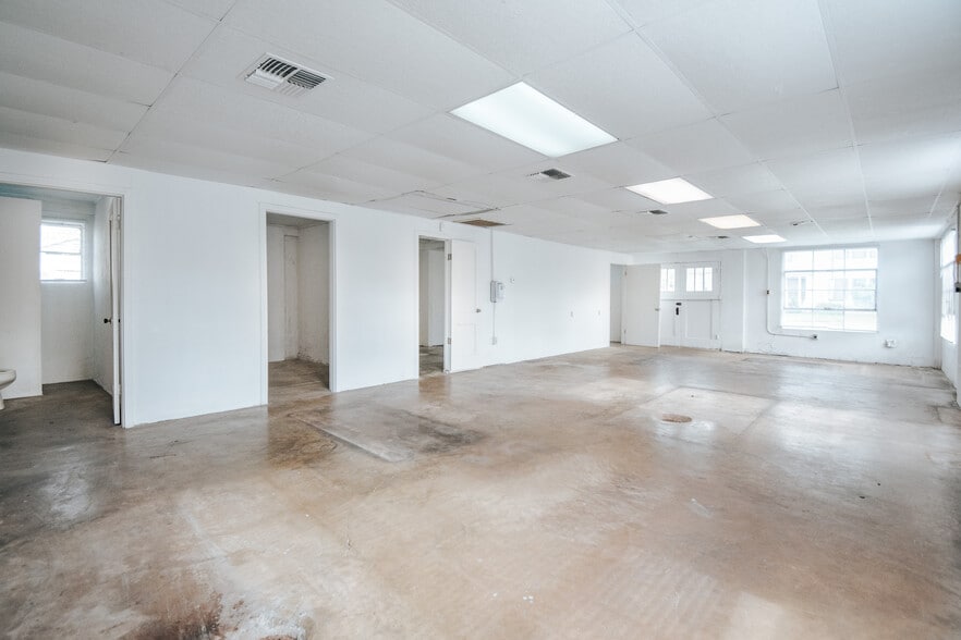 More Photos Of 305 N Laurent St, Victoria Flex For Lease