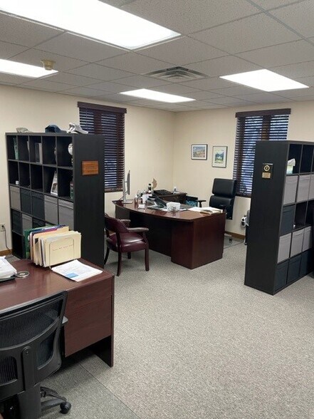 More Photos Of 133 Mountain Rd, Suffield Office For Lease