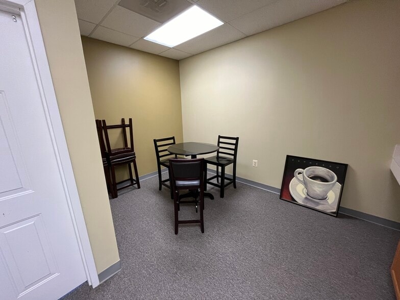 More Photos Of 8982-9050 Hornbaker Rd, Manassas Warehouse For Lease