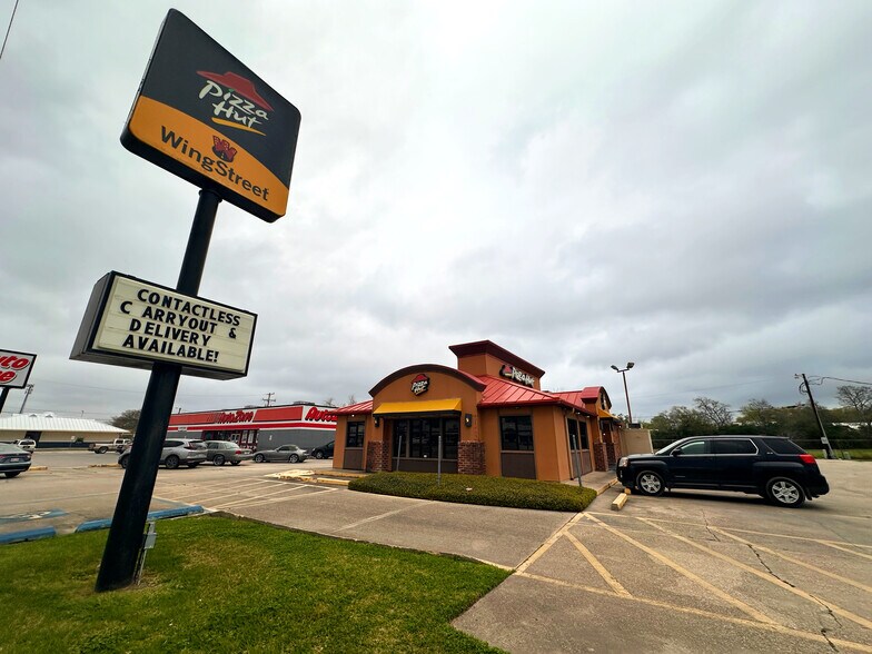 More Photos Of 635 E Admiral Doyle Dr, New Iberia Restaurant For Lease