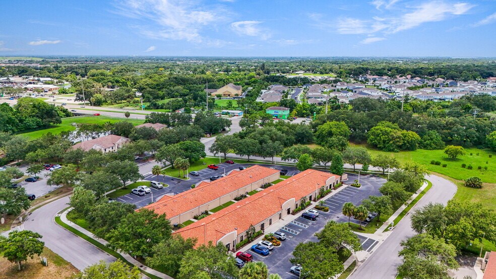 More Photos Of 3911 Golf Park Loop, Bradenton Office For Lease