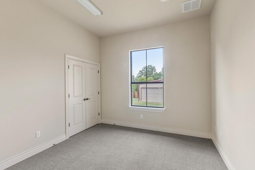 More Photos Of 105 Applewood Dr, Cedar Creek Office For Sale