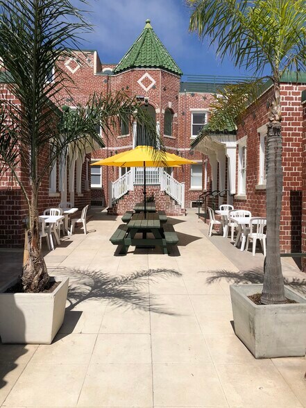 More Photos Of 517 Ocean Front Walk, Venice Storefront Retail Office For Lease