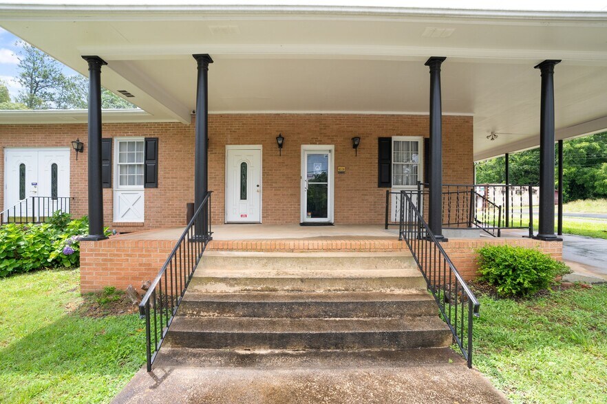 More Photos Of 1401 S Fant St, Anderson Funeral Home For Sale