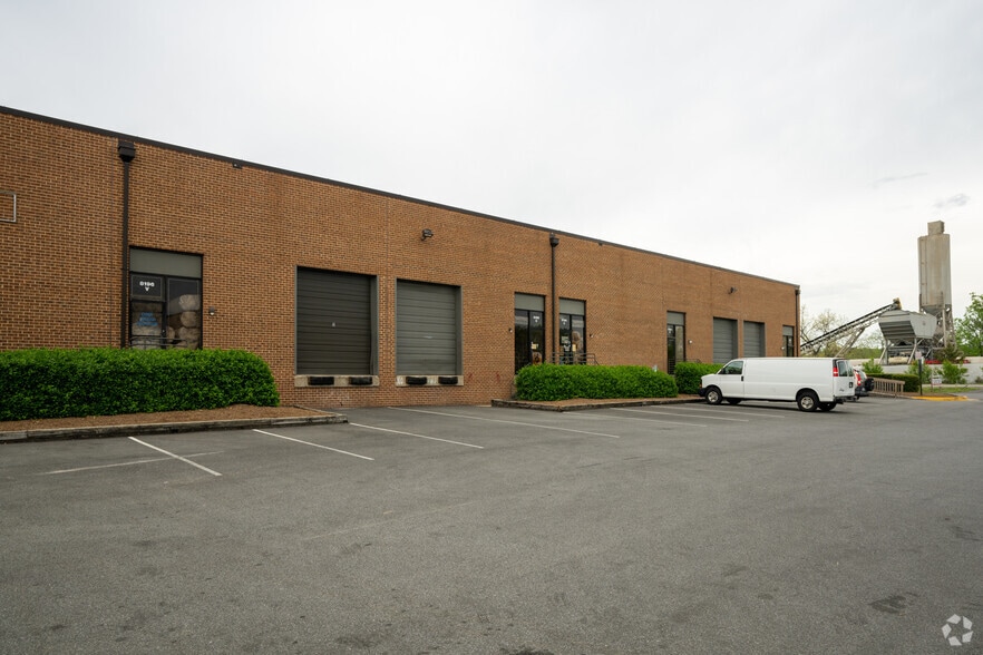 More Photos Of 8196 Terminal Rd, Lorton Showroom For Lease