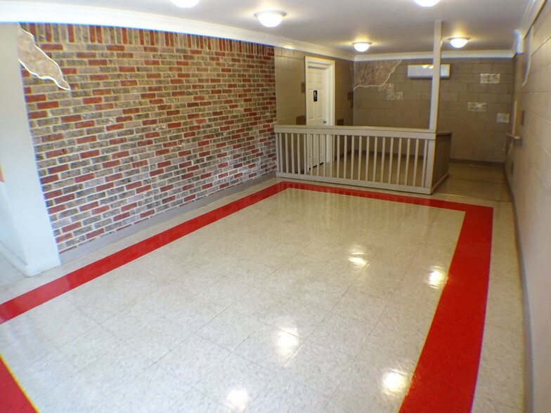 More Photos Of 115 W Main St, Lexington Restaurant For Sale