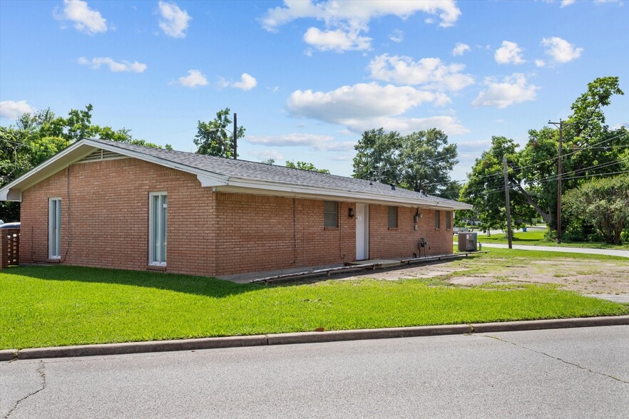 More Photos Of 205 E Denman Ave, Lufkin Flex For Sale