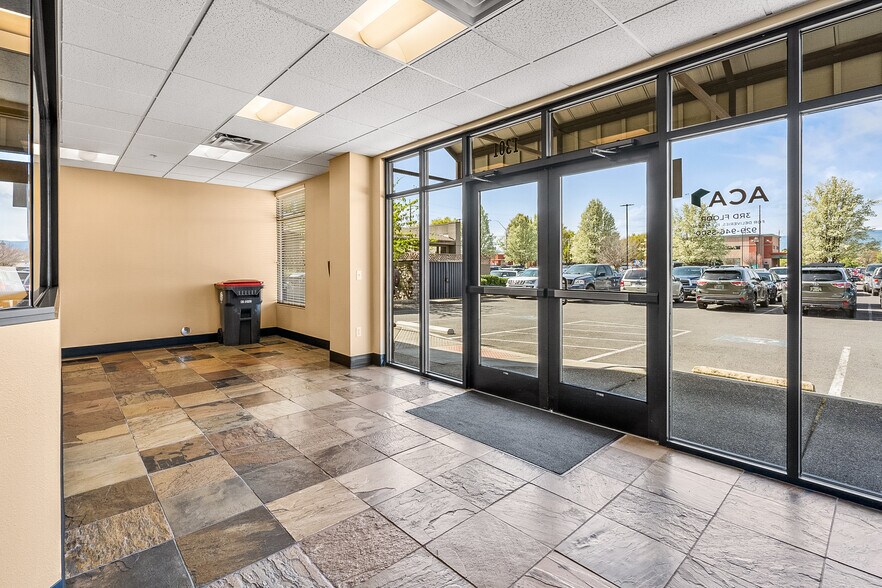 More Photos Of 1301 Poplar Dr, Medford Medical For Lease