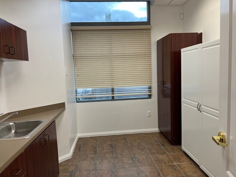 More Photos Of 375 N Stephanie St, Henderson Office For Sale