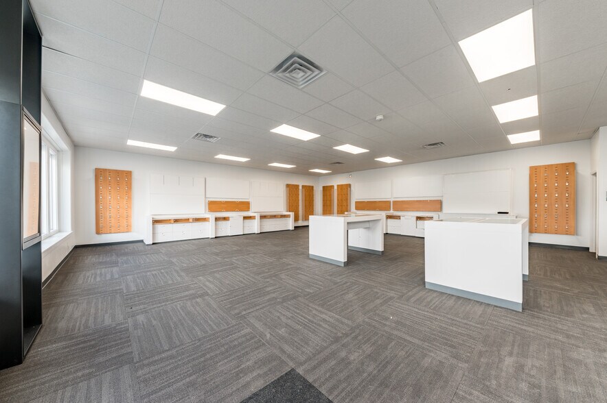 More Photos Of 422 E Main St, Kingwood Storefront For Lease