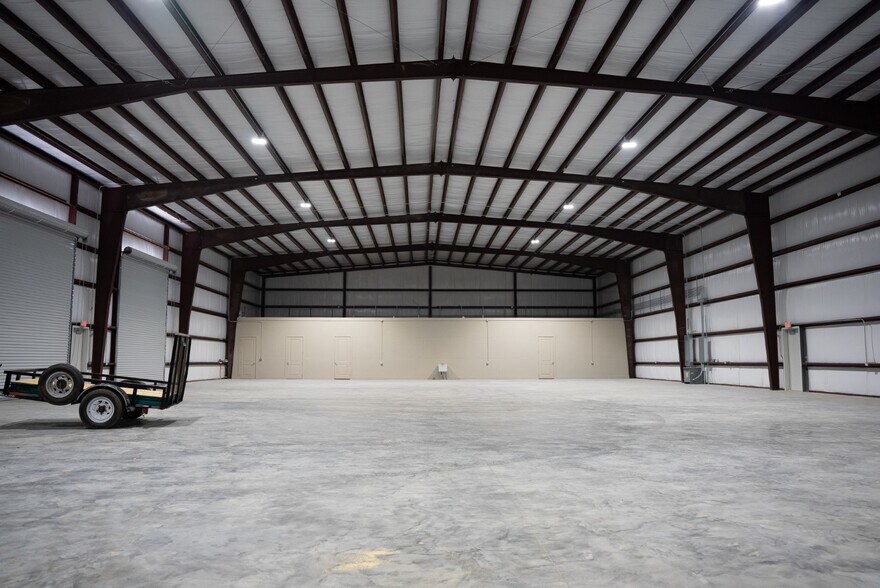 More Photos Of 8850 Industrial Pky, Beaumont Warehouse For Lease
