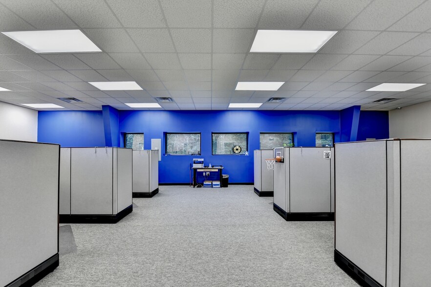 More Photos Of 4325 Creek Park Dr, Suwanee Light Distribution For Sale