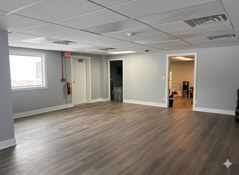 More Photos Of 1001 Geneva St, Shorewood Warehouse For Lease