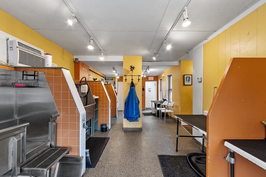 More Photos Of 489 Concord Ave, Cambridge Veterinarian Kennel For Sale