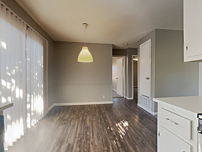 More Photos Of 1010 N Meadows Dr, Austin Apartments For Sale