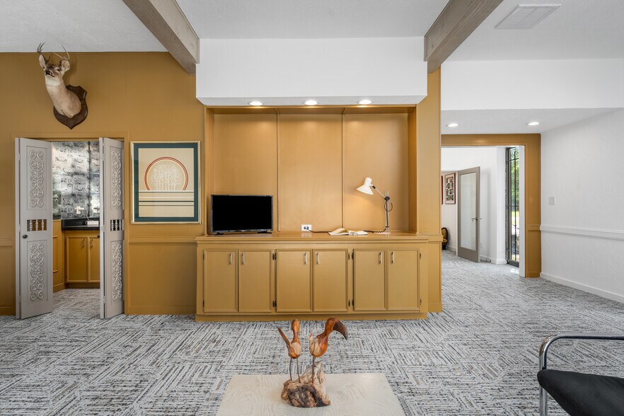 More Photos Of 3915 McKinney St, Houston Light Distribution For Sale