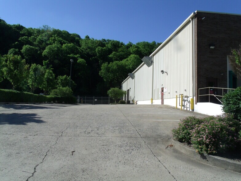 More Photos Of 411 Holmes St, Frankfort Light Distribution For Sale