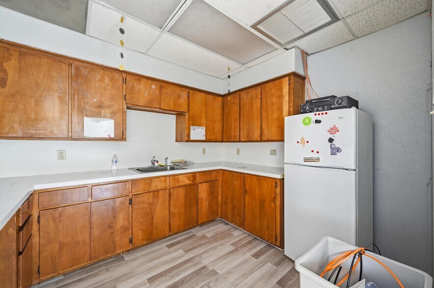 More Photos Of 216 Dalton Dr, DeSoto Office For Lease