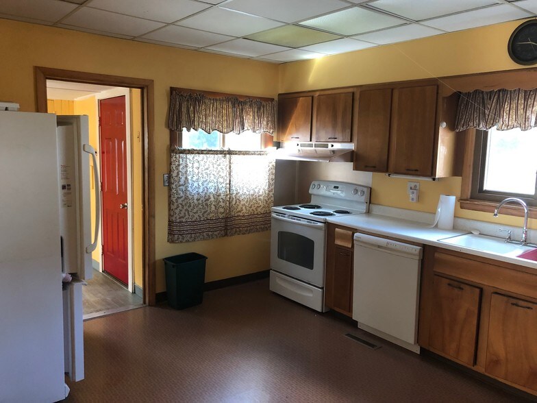 More Photos Of 109 Church St, Palmyra Religious Facility For Sale