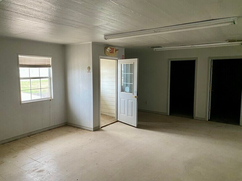 More Photos Of 902 S Main St, Jacksboro Warehouse For Sale
