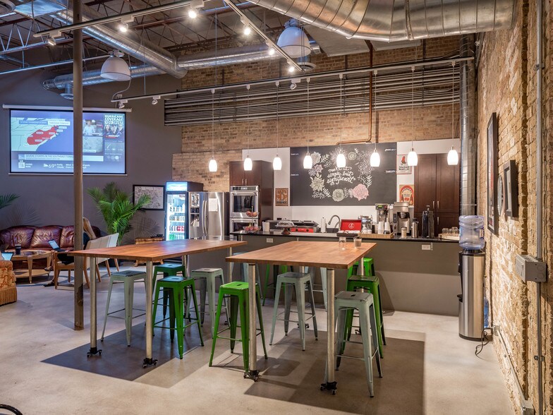 More Photos Of 3033-3035 N Clark St, Chicago Office For Sale