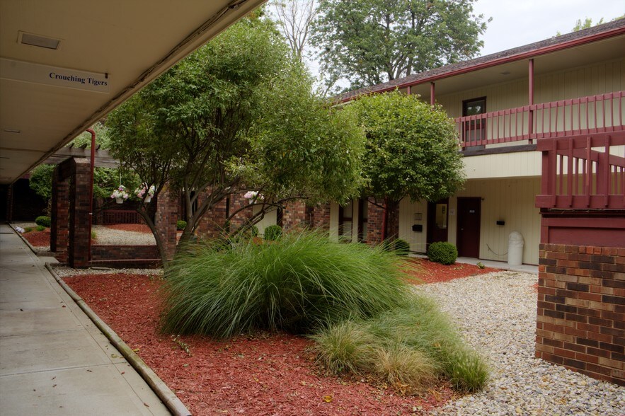 More Photos Of 2346 S Lynhurst Dr, Indianapolis Office For Lease