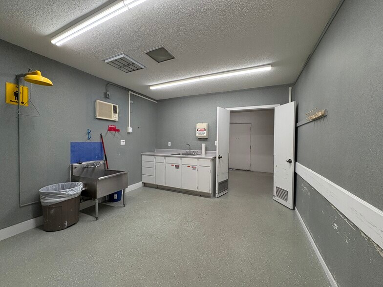 More Photos Of 5750 Swift Rd, Sarasota Freestanding For Lease