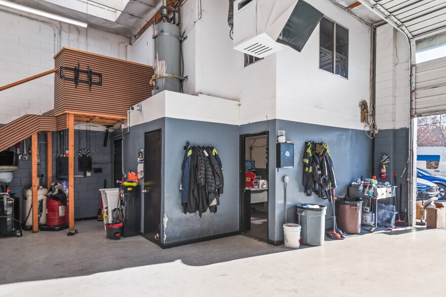 More Photos Of 2001-2005 Spring St, Redwood City Service For Sale