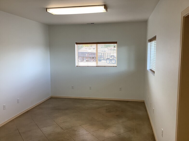 More Photos Of 1006 W Bruneau Ave, Kennewick Warehouse For Lease