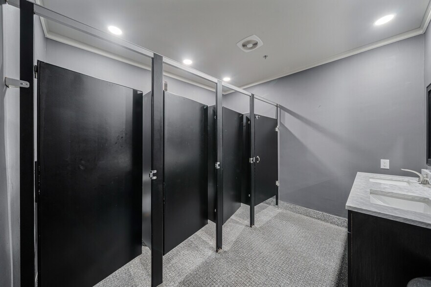 More Photos Of 689 Broadway, Berlin Restaurant For Sale