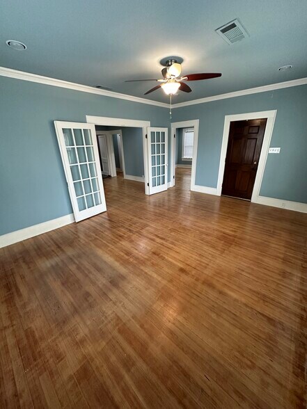 More Photos Of 1014 N Elm St, Denton Office Residential For Lease