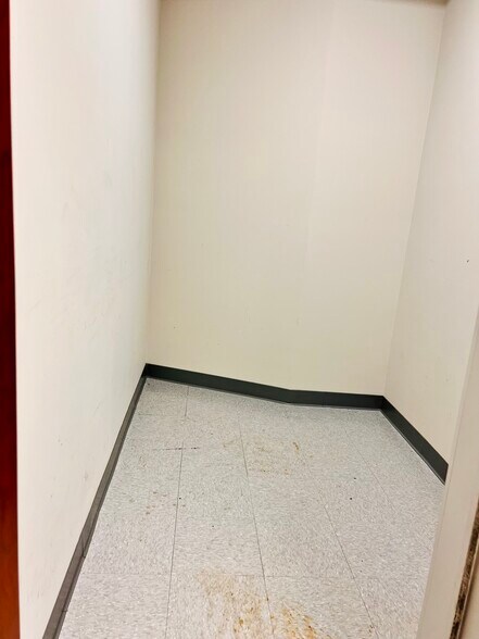 More Photos Of 163 Business Park Dr, Lebanon Light Manufacturing For Lease