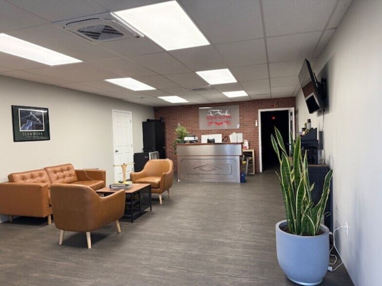 More Photos Of 8401-8409 Terminal Rd, Lorton Warehouse For Lease