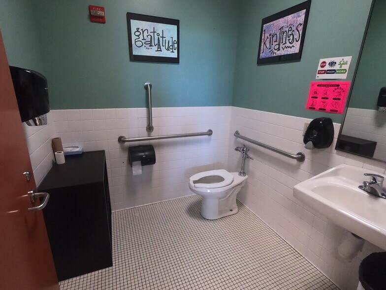 More Photos Of 260 Edmund Ave, Saint Paul Schools For Lease