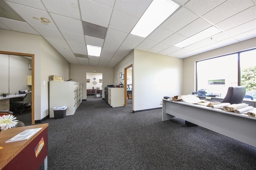 More Photos Of 760 N Frontage Rd, Willowbrook Warehouse For Lease