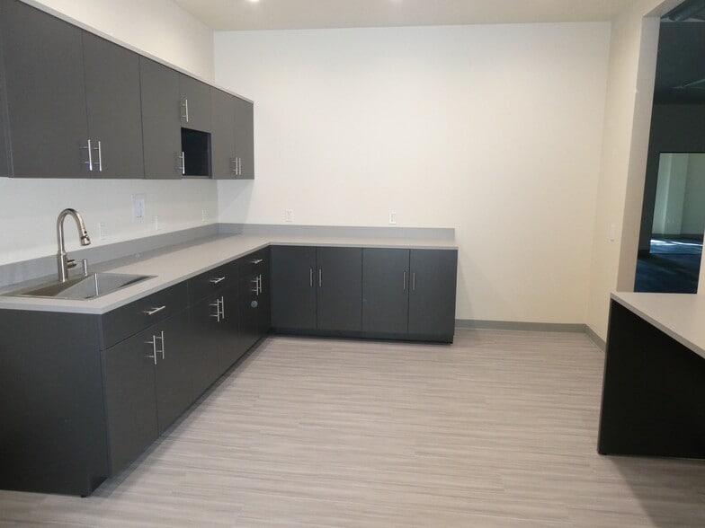 More Photos Of 6100-6120 San Fernando Rd, Glendale Office For Sale