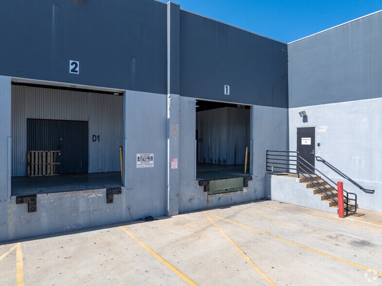 More Photos Of 21350 Lassen St, Chatsworth Warehouse For Lease